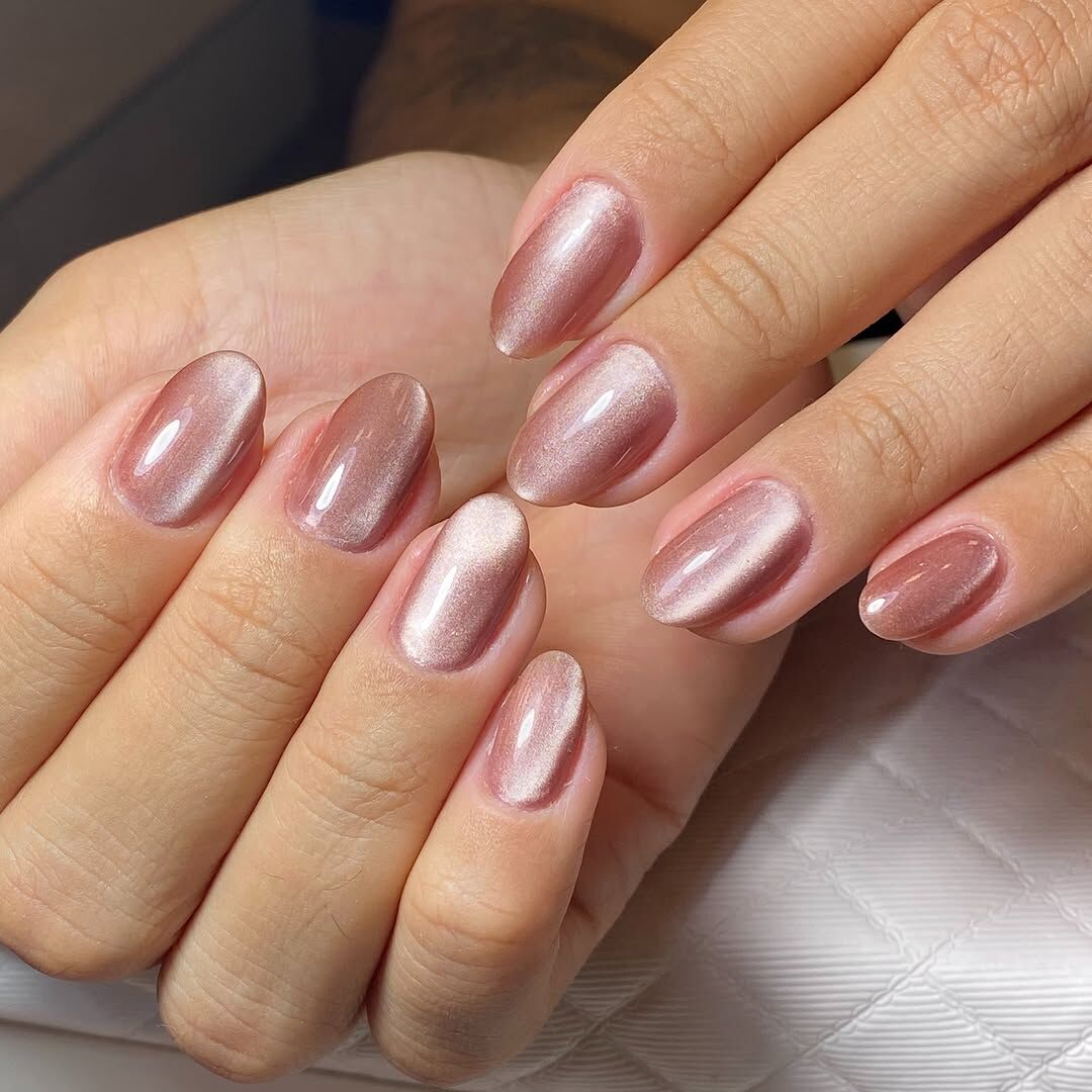 Unhas com esmaltação cromada