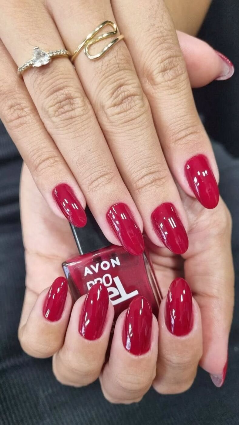 Unhas com esmaltação vermelha