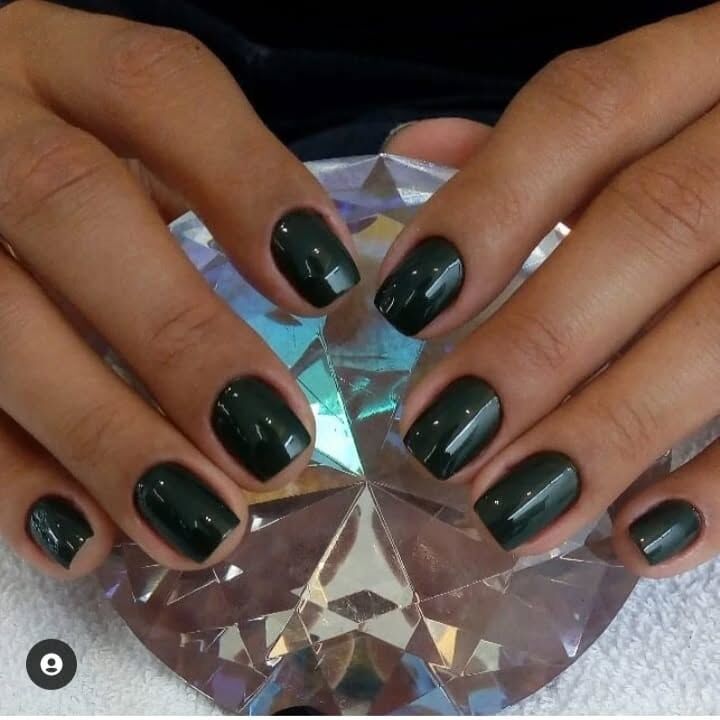 Unhas com esmaltação verde escura